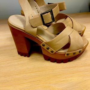 Wild Diva 4” chunky heel strappy sandal like new- light nude color size 6